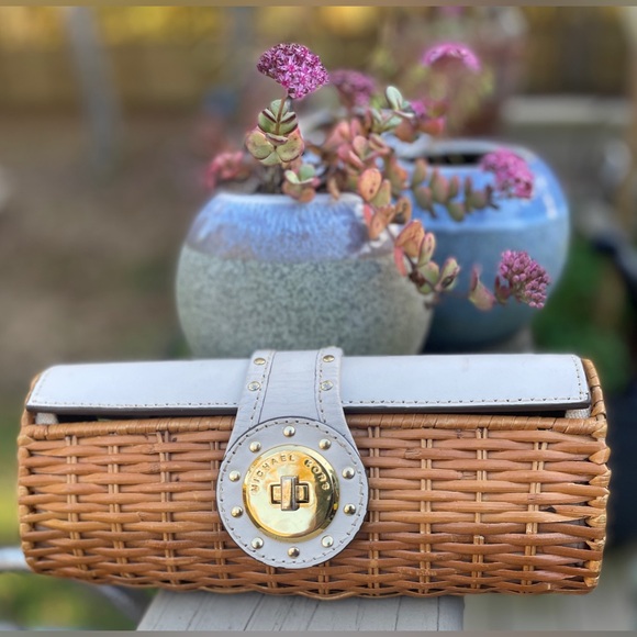 Michael Kors clutch. Woven. With twist lock. - Picture 3 of 17